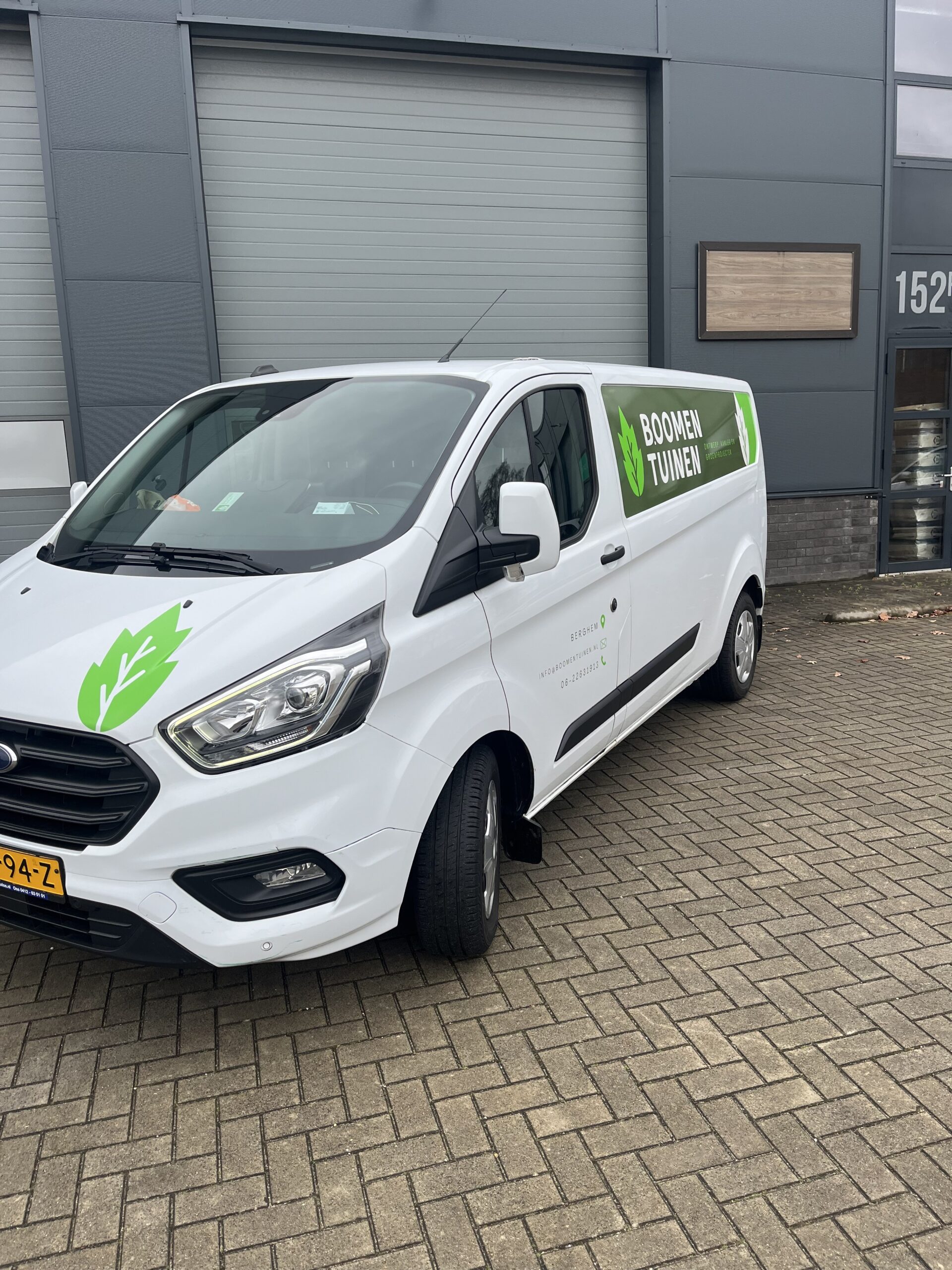 Bedrijfsbusje van Boomen Tuinen in Berghem