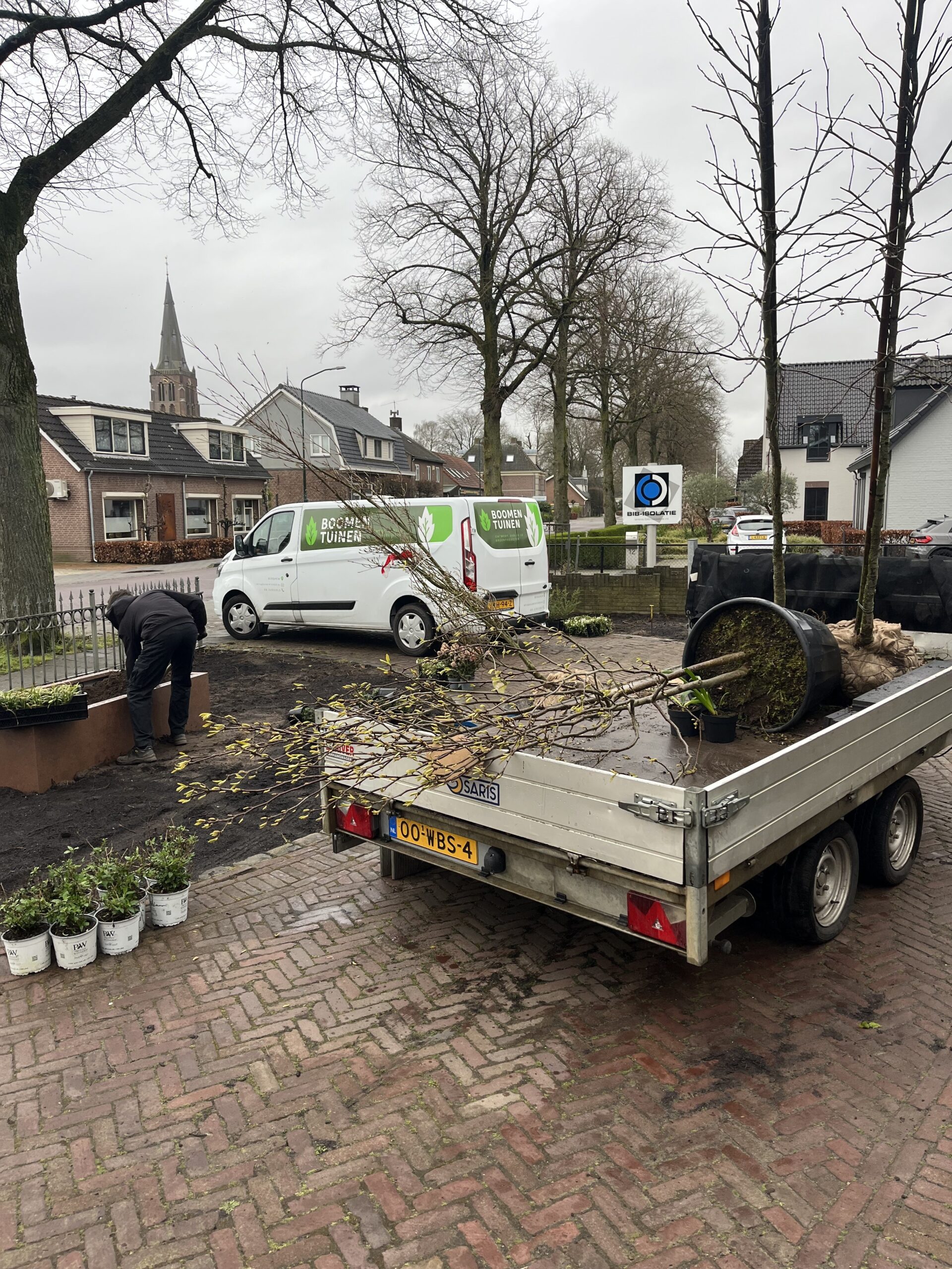 Bram Oomen aan het werk bij Boomen Tuinen in Berghem