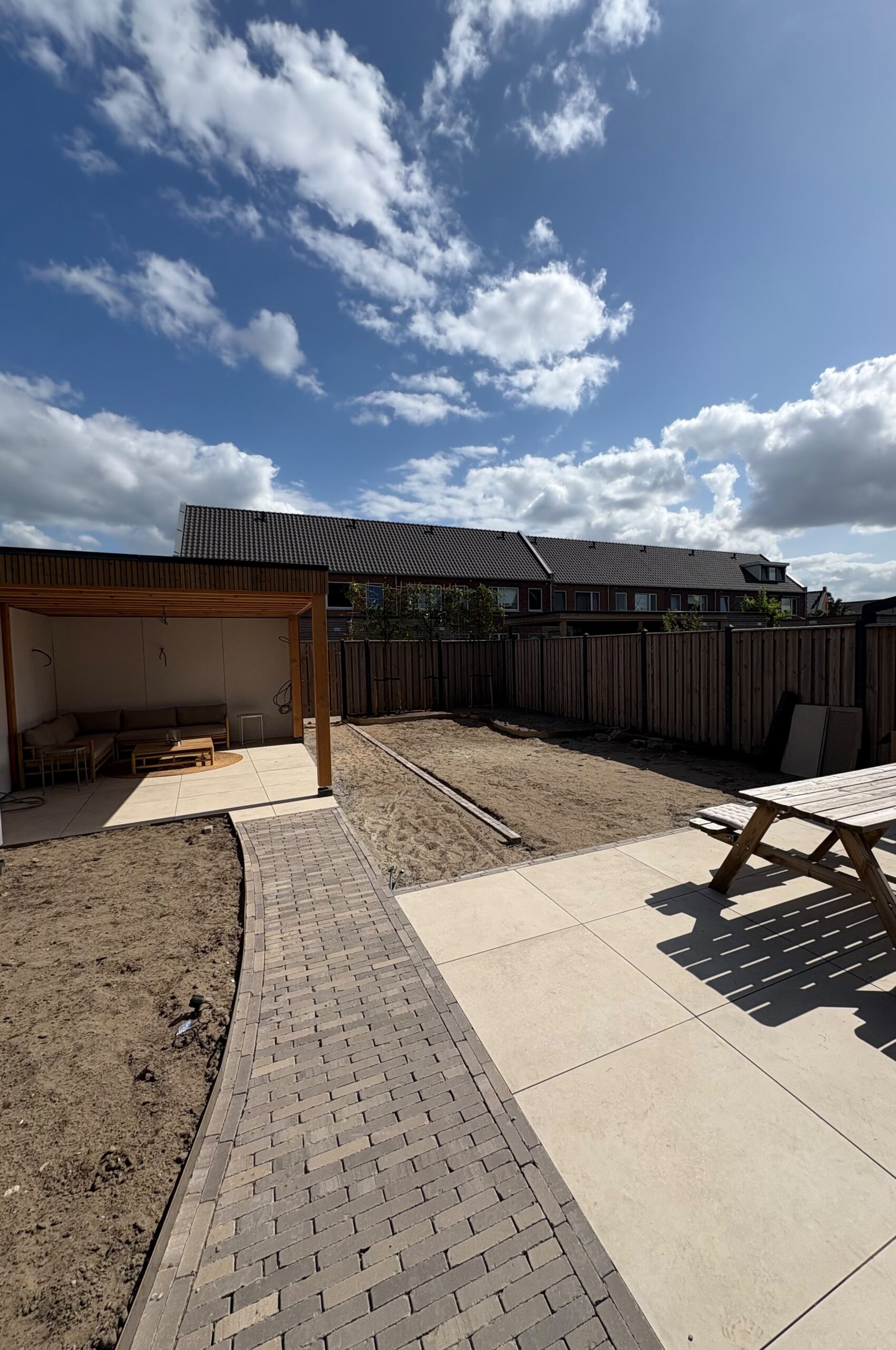 Achtertuin met terras en loungehoek, gerealiseerd door Boomen Tuinen in Berghem