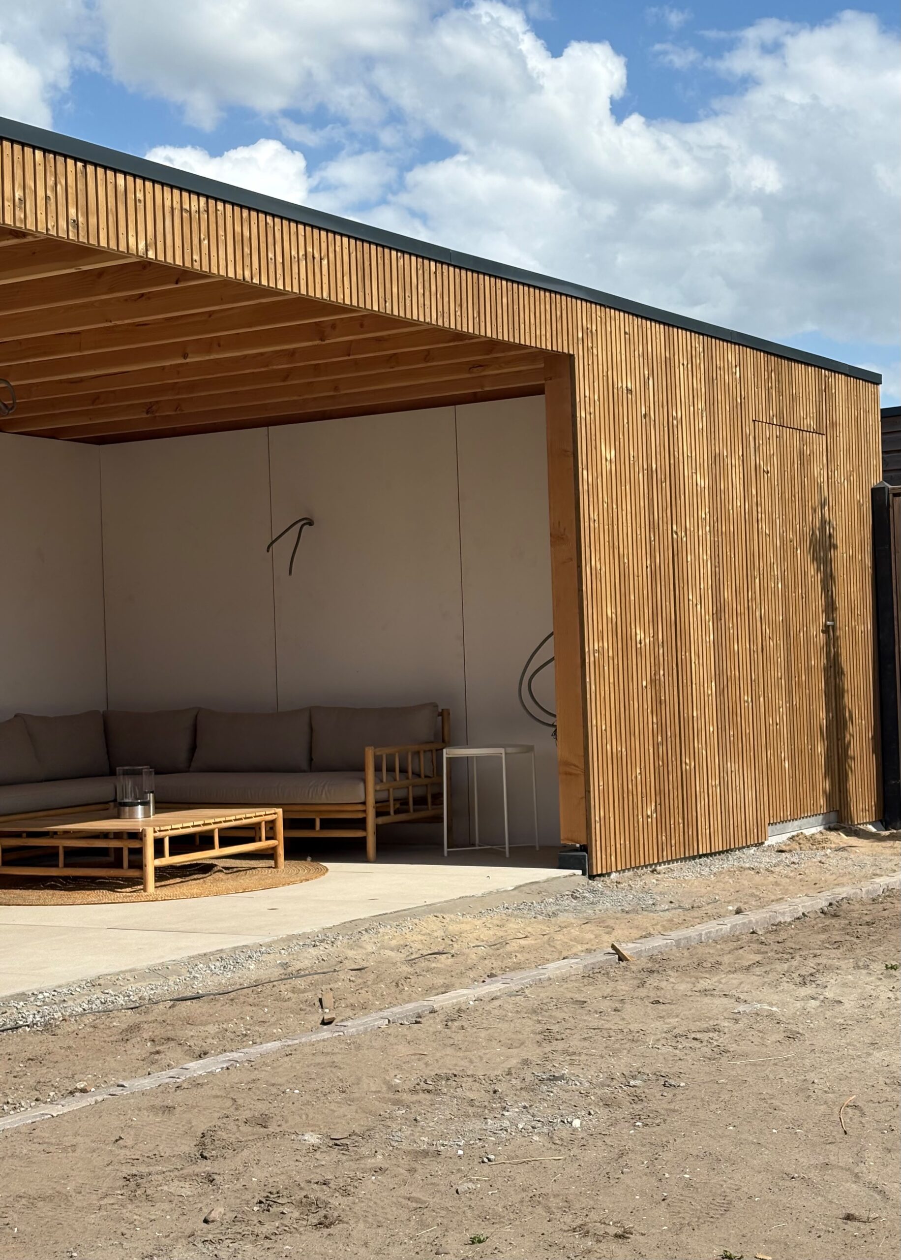 Houten veranda en buitenverblijf, gebouwd door Boomen Tuinen in Berghem