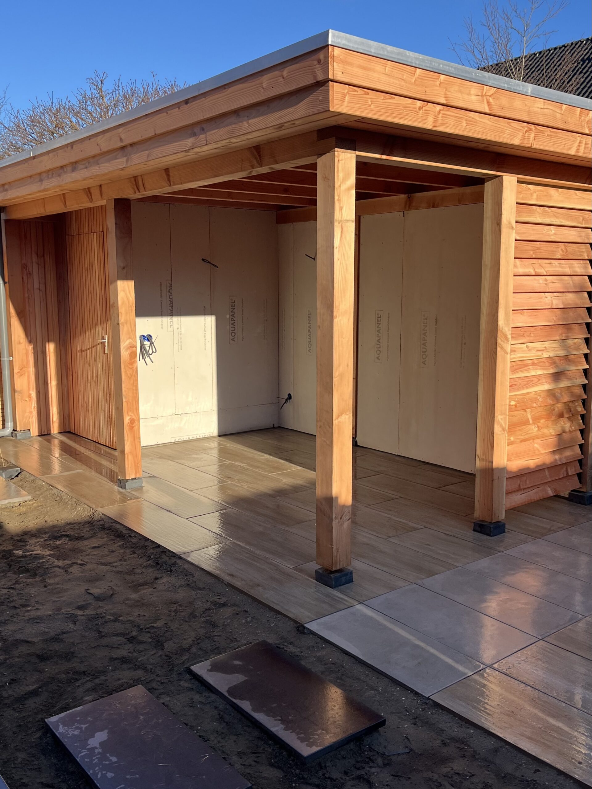 Veranda en buitenverblijf in aanbouw, gebouwd door Boomen Tuinen in Berghem